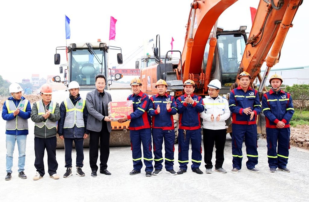 Bí thư Tỉnh ủy Nguyễn Hữu Nghĩa kiểm tra thực địa, động viên cán bộ, công nhân tại một số dự án giao thông