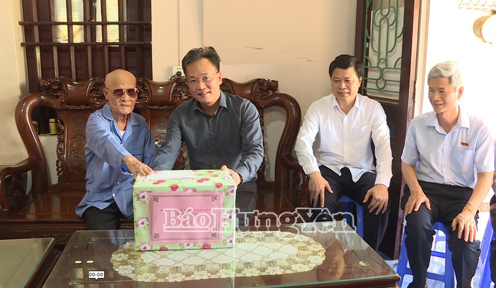 Phó Chủ tịch Quốc hội Nguyễn Khắc Định thăm, tặng quà thương binh tại Hưng Yên