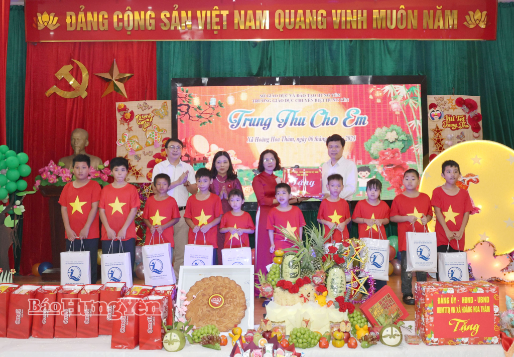 Đồng chí Phó Bí thư Thường trực Tỉnh ủy Trần Quốc Toản dự chương trình “Trung thu cho em”