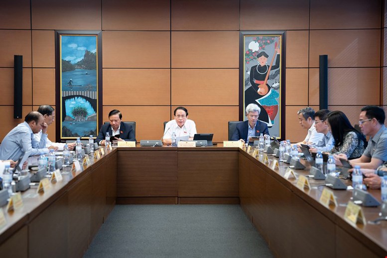 Mở rộng quyền viên chức tham gia hoạt động ngoài công lập: Tiến bộ, nhưng cần kiểm soát