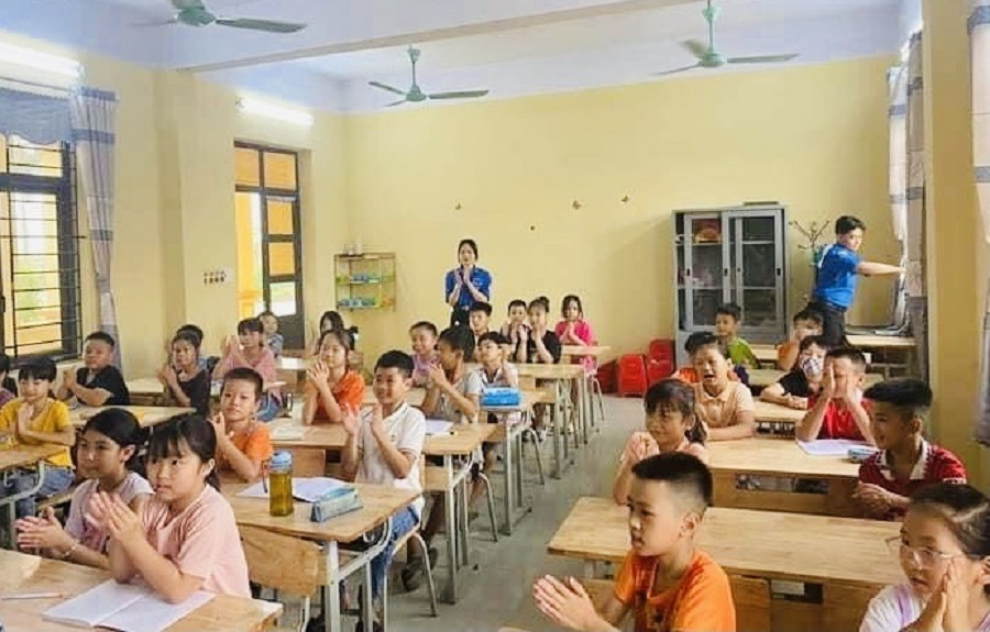 Đội sinh viên tình nguyện với những lớp học miễn phí tại xã Văn Nhuệ