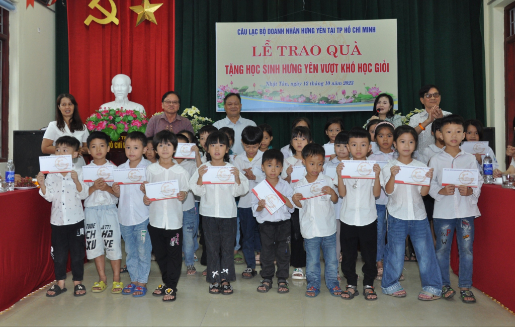 Trao quà cho học sinh có hoàn cảnh khó khăn, học sinh có thành tích cao trong học tập