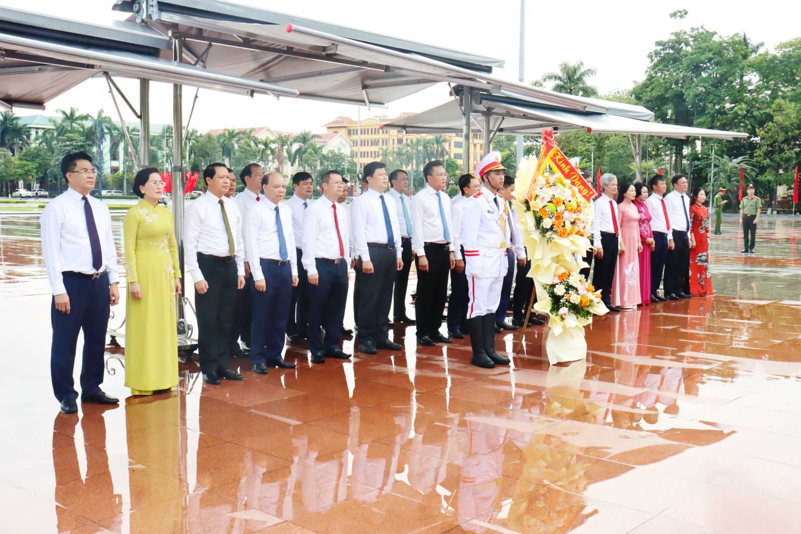Đoàn đại biểu Đảng bộ tỉnh dâng hương, dâng hoa tưởng nhớ Chủ tịch Hồ Chí Minh, đồng chí Nguyễn Đức Cảnh, Tổng Bí thư Nguyễn Văn Linh và tưởng niệm các Mẹ Việt Nam anh hùng, các anh hùng liệt sỹ