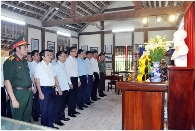 Dâng hương, dâng hoa tưởng nhớ Chủ tịch Hồ Chí Minh, Tổng Bí thư Nguyễn Văn Linh và tưởng niệm các anh hùng liệt sĩ