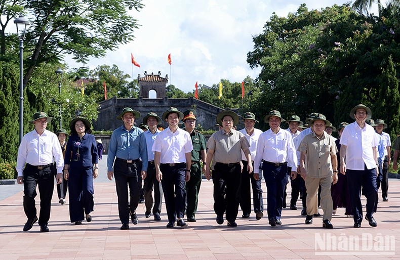 Thủ tướng Phạm Minh Chính dâng hương tưởng niệm tại Di tích Thành cổ Quảng Trị