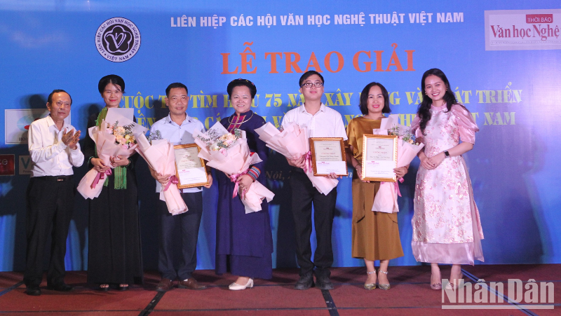 Trao giải cuộc thi về lịch sử 75 năm Liên hiệp các Hội Văn học nghệ thuật Việt Nam