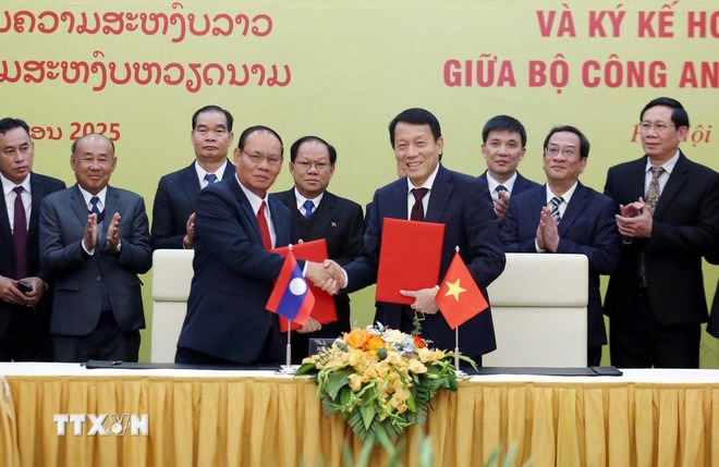 Bộ Công an hai nước Việt Nam và Lào nâng tầm quan hệ hợp tác