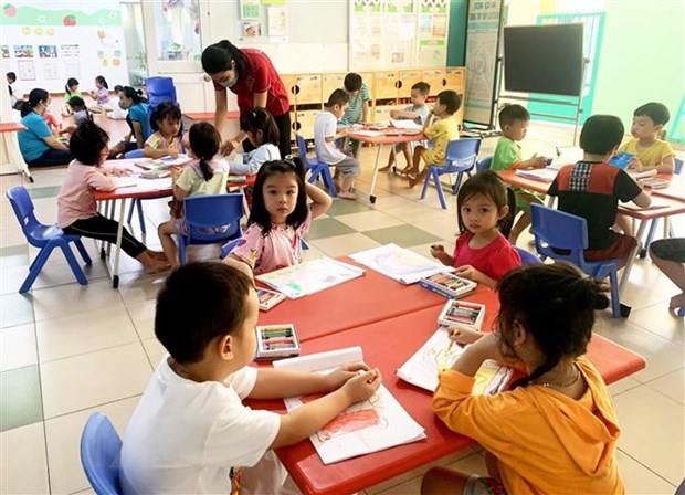 Các địa phương nỗ lực thu hút và giữ chân giáo viên mầm non